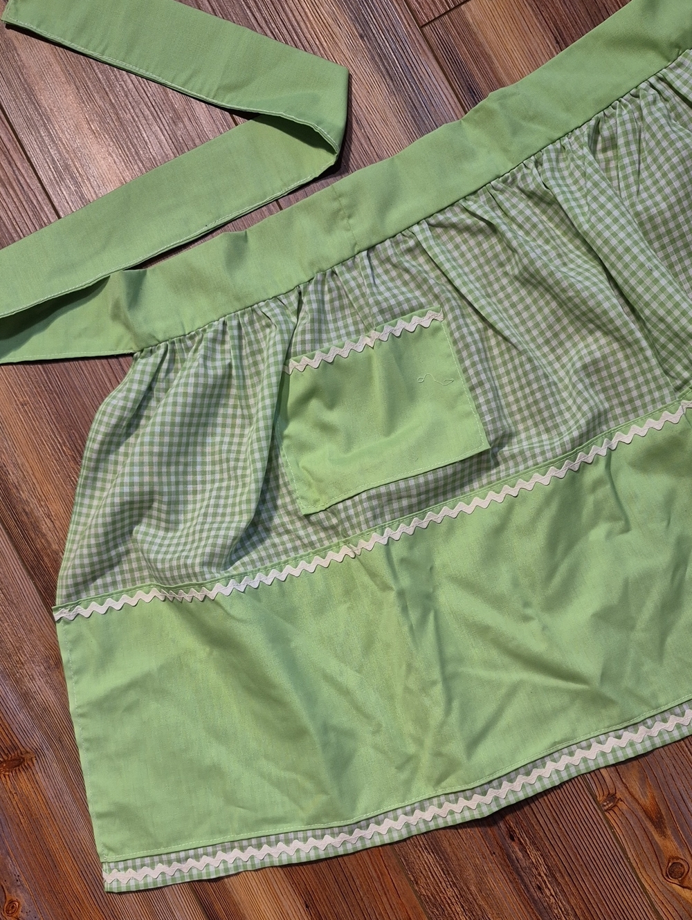 Vintage 70's Green Gingham Half Apron with Pocket - Picture 2 of 4